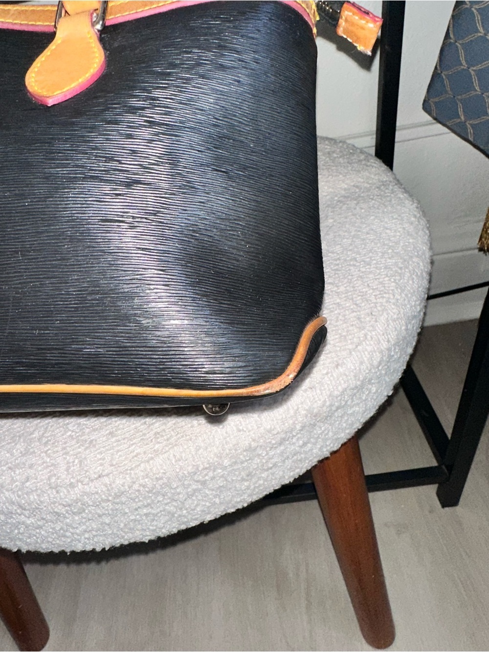 Vintage Dooney & Bourke Black Tote with Tan Trim and Handles - Picture 4 of 9